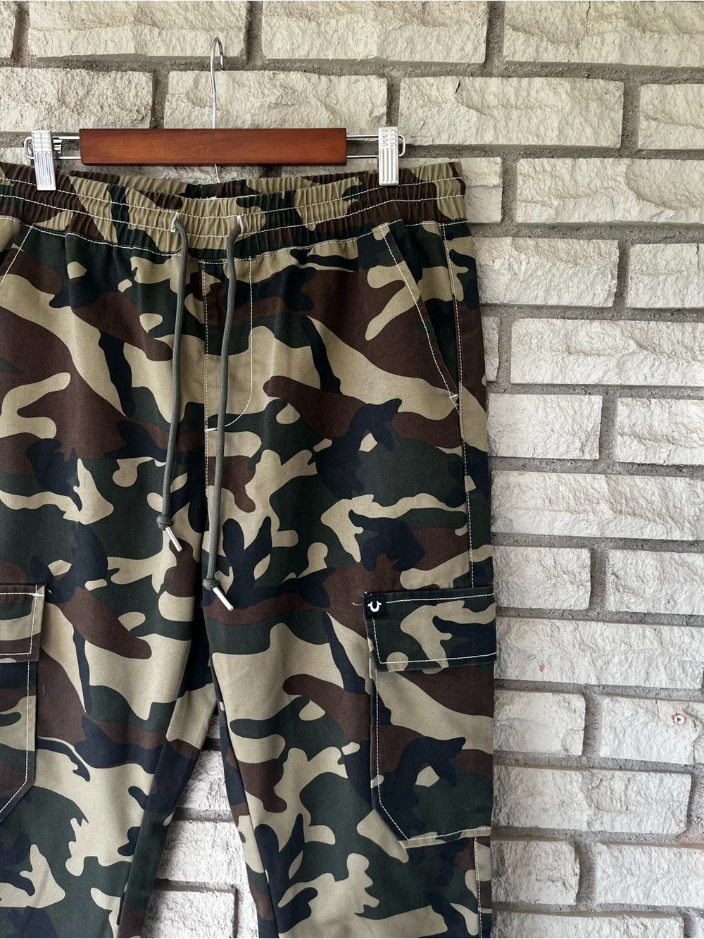 Men’s True Religion Camo Cargo Drawstring Joggers Size Medium